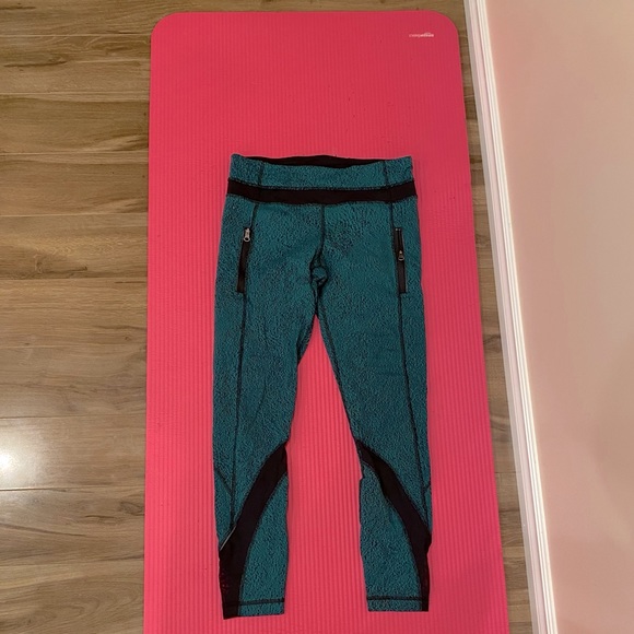 Size 6 turquoise lululemon leggings - Picture 4 of 5